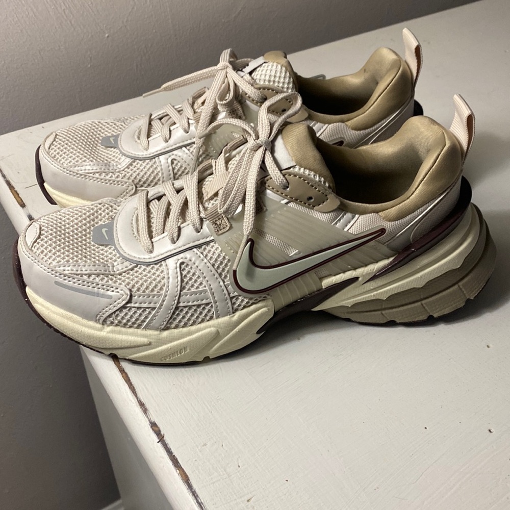 Nike V2K Run "Lt Orewood Brn/Light Bone/Khaki/Earth" Women's Shoe